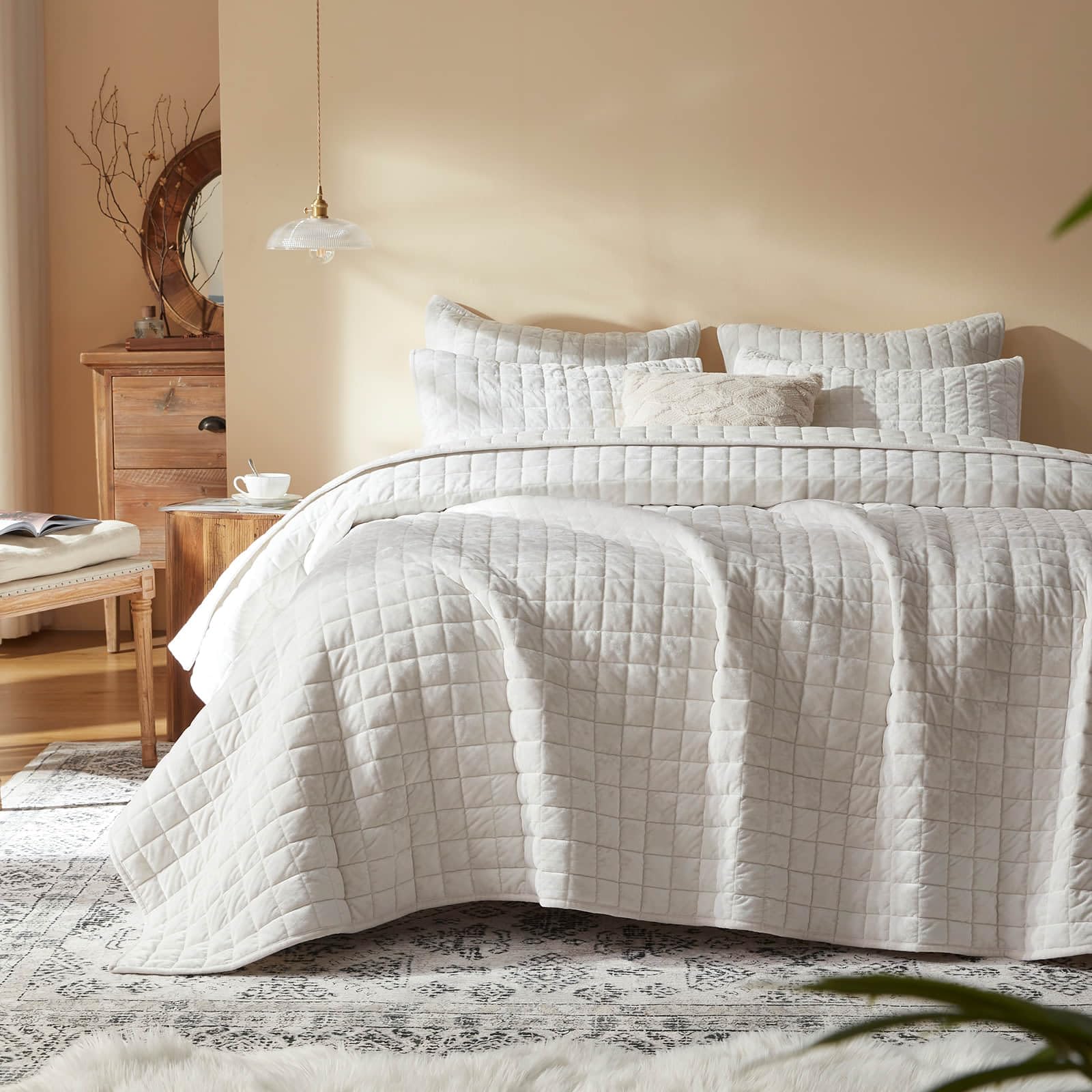 Luxury Velvet Quilt Set for Elegant Bedroom Décor