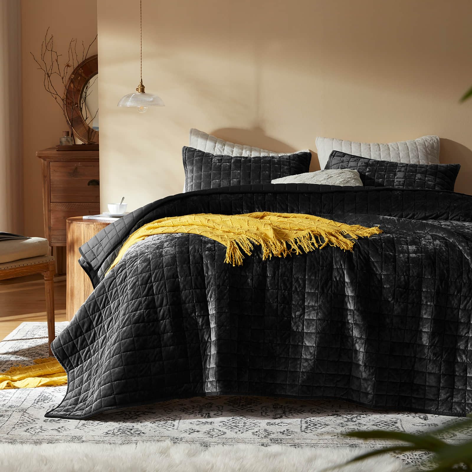 Luxury Velvet Quilt Set for Elegant Bedroom Décor