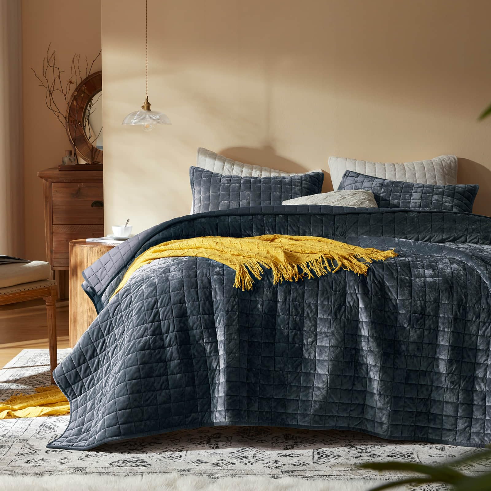 Luxury Velvet Quilt Set for Elegant Bedroom Décor