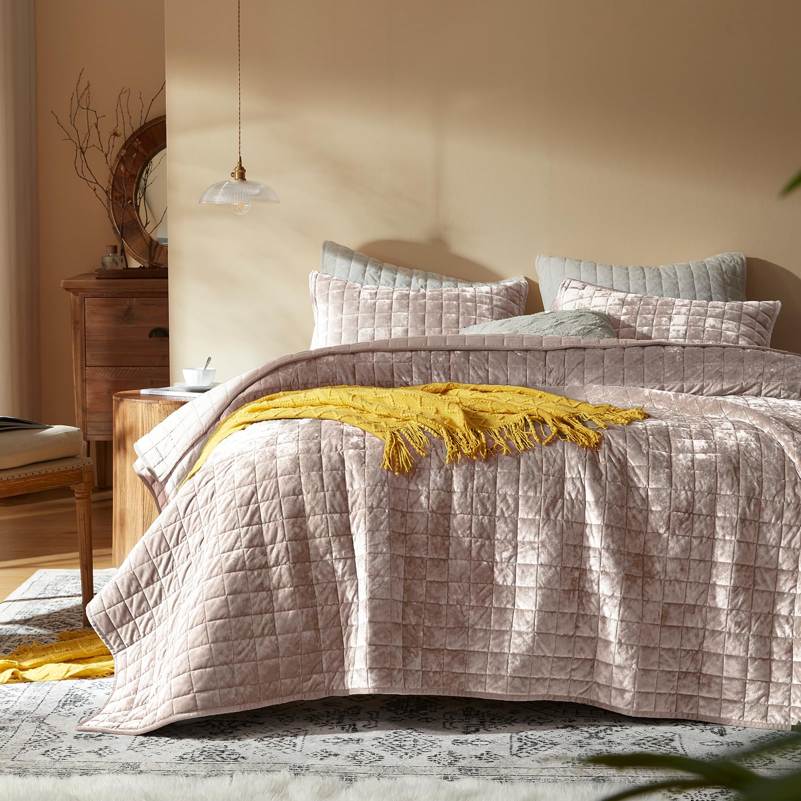 Luxury Velvet Quilt Set for Elegant Bedroom Décor