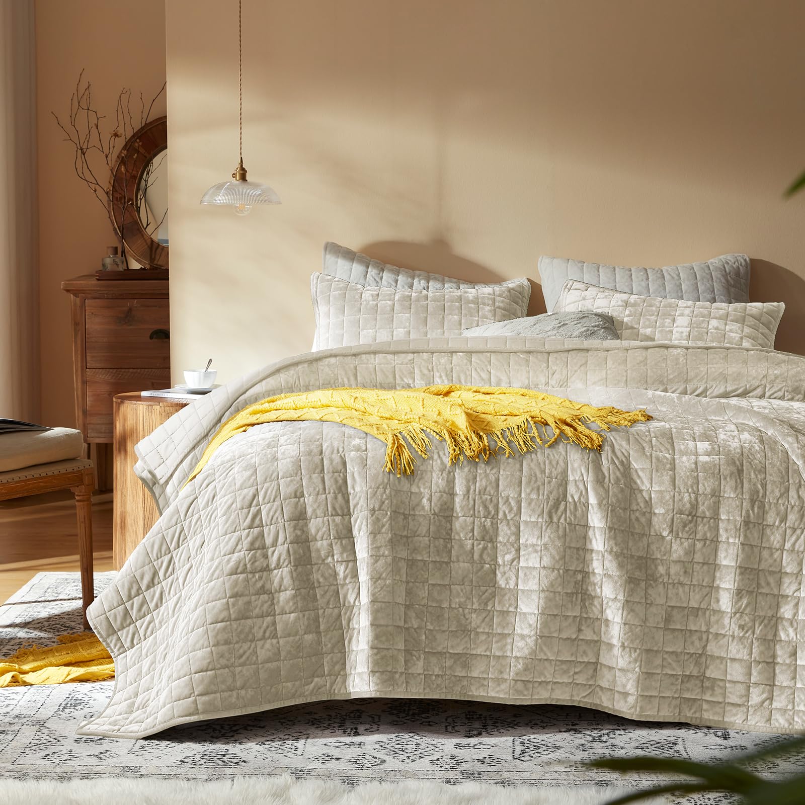 Luxury Velvet Quilt Set for Elegant Bedroom Décor
