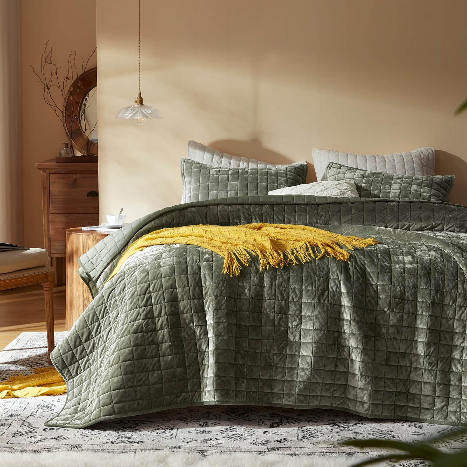Luxury Velvet Quilt Set for Elegant Bedroom Décor
