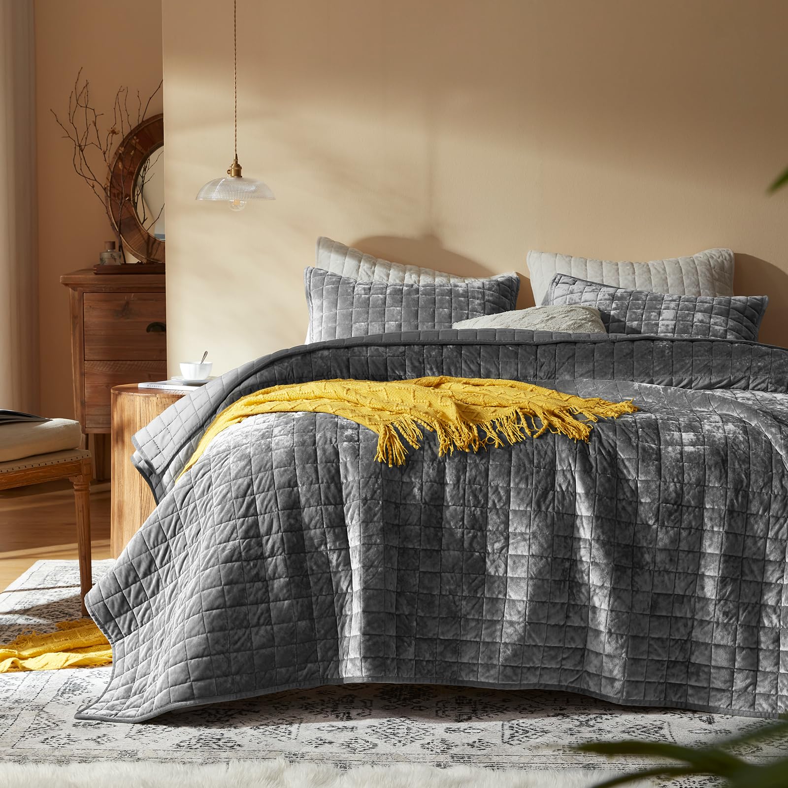 Luxury Velvet Quilt Set for Elegant Bedroom Décor
