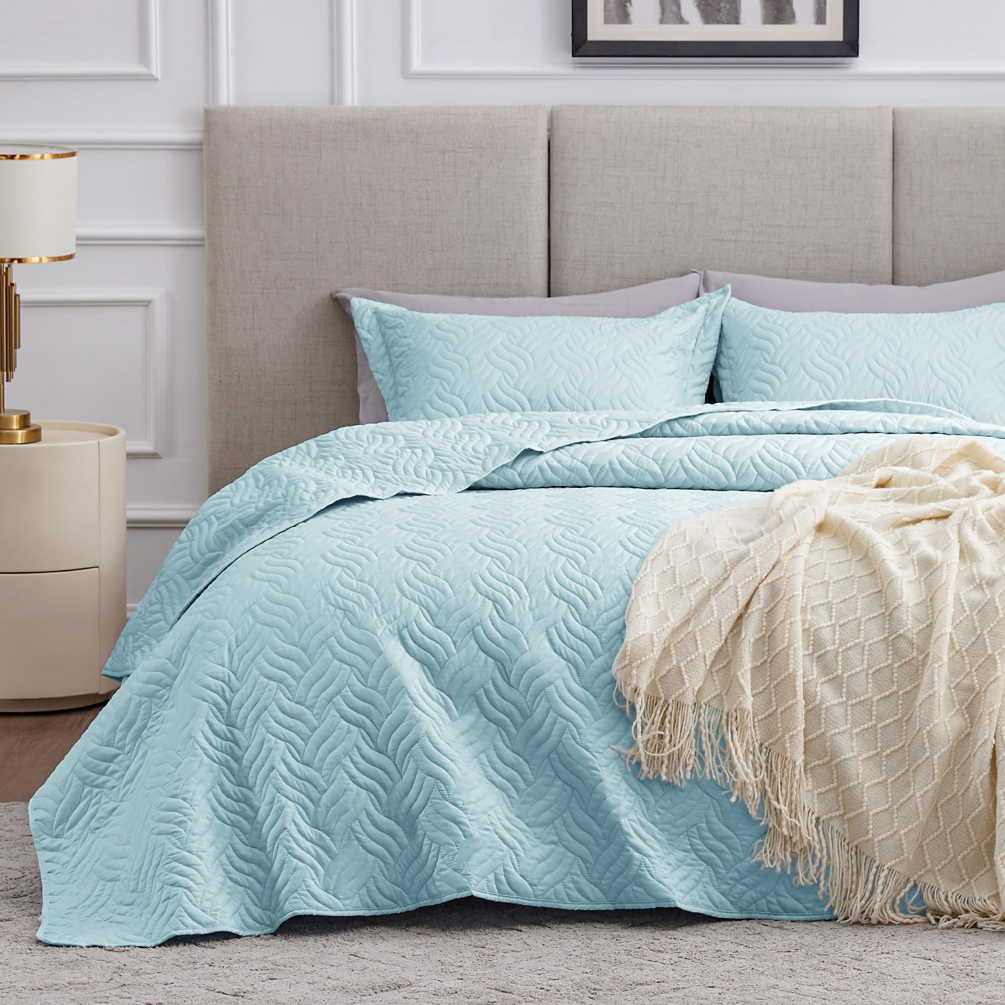 Classic Quilt Bedding Set for Everyday Bedroom Comfort