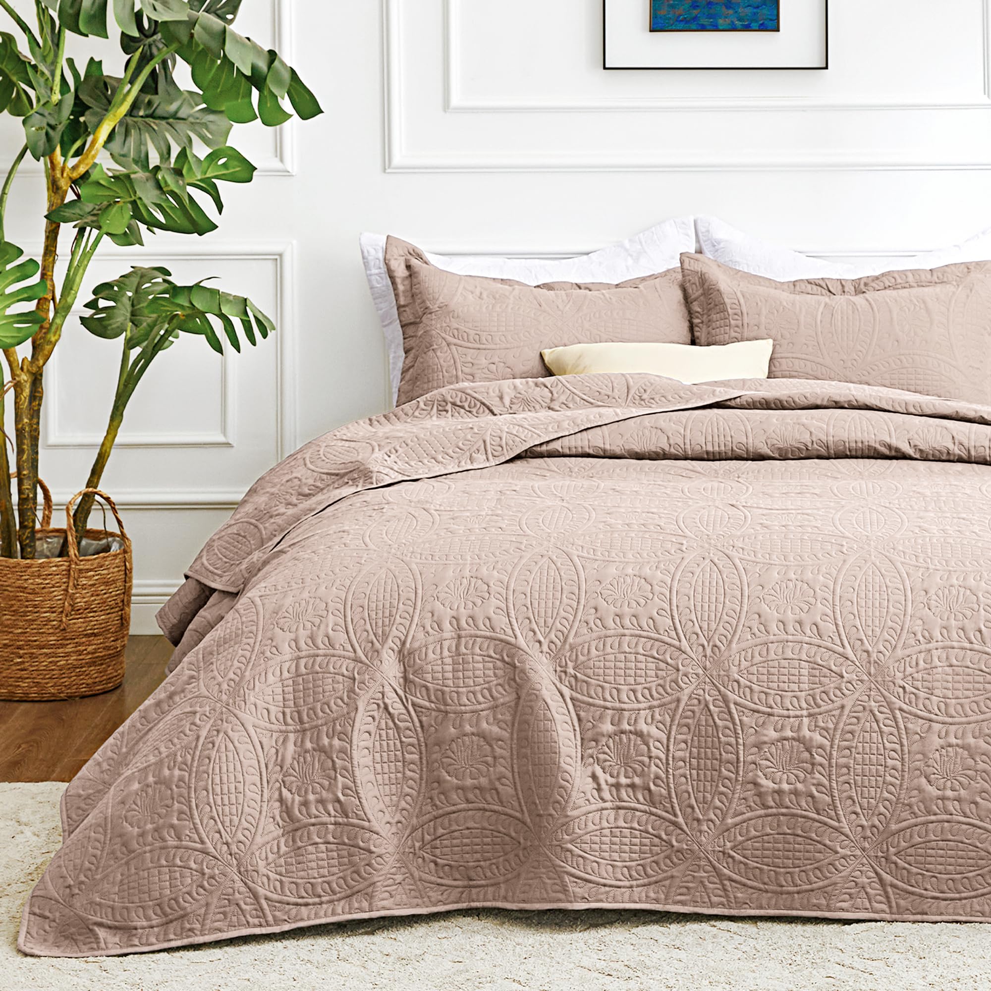 Classic Quilt Bedding Set for Everyday Bedroom Comfort