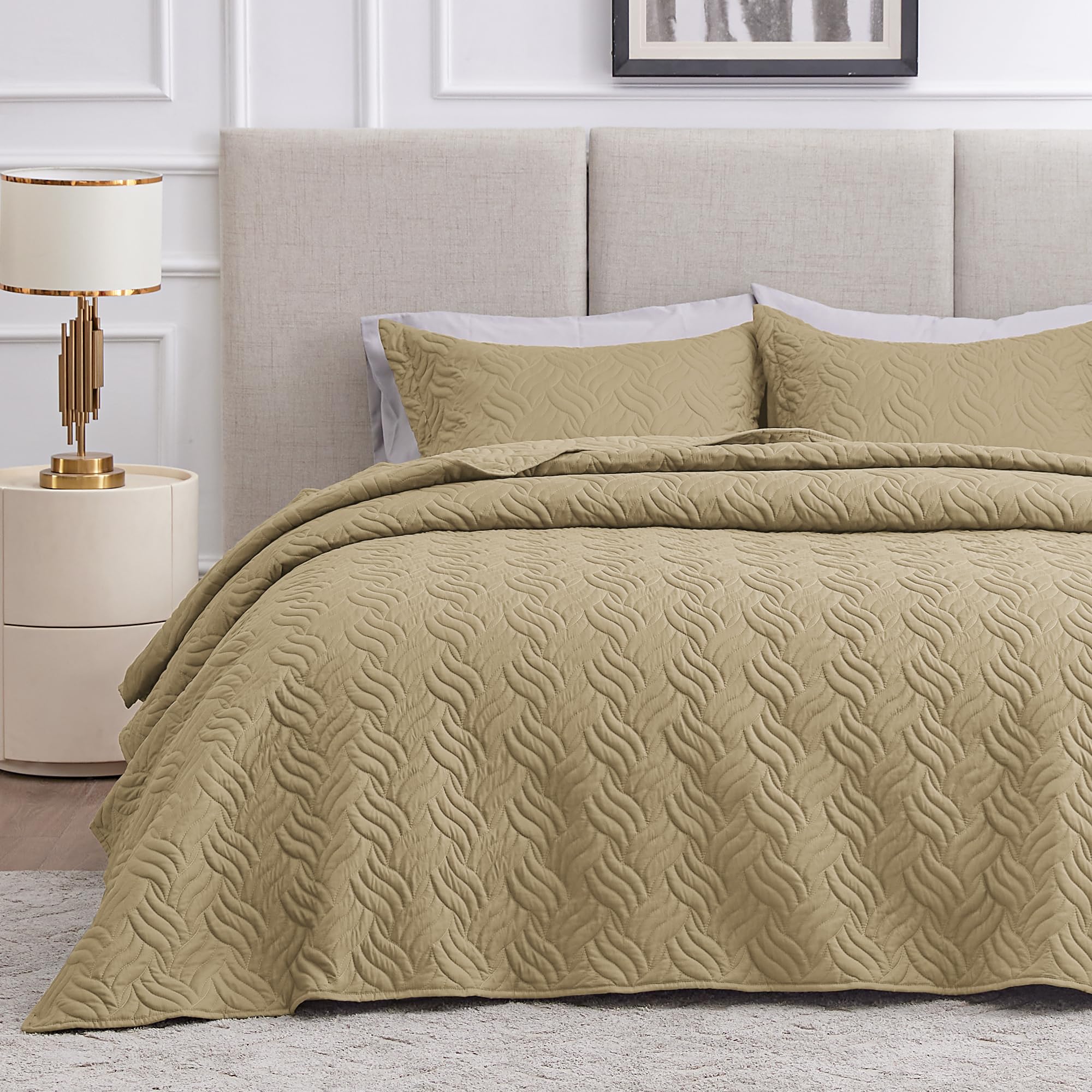 Classic Quilt Bedding Set for Everyday Bedroom Comfort