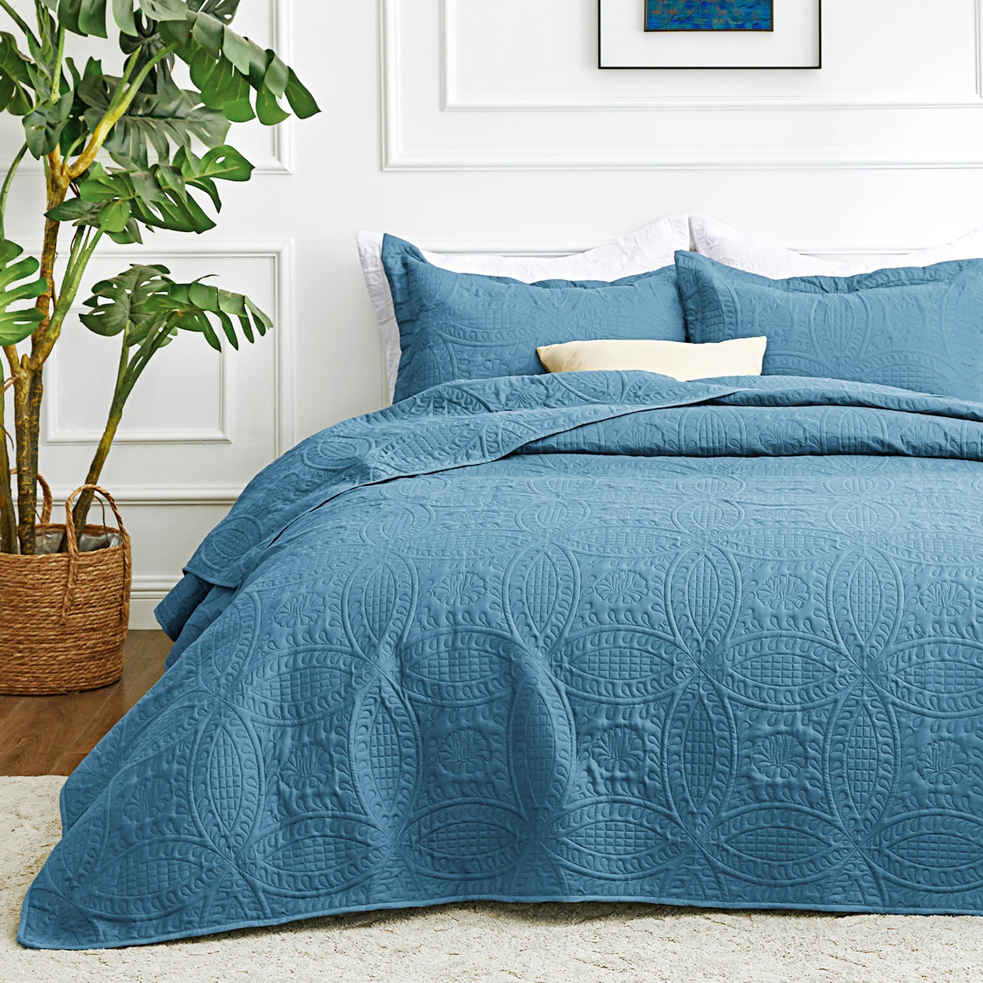Classic Quilt Bedding Set for Everyday Bedroom Comfort