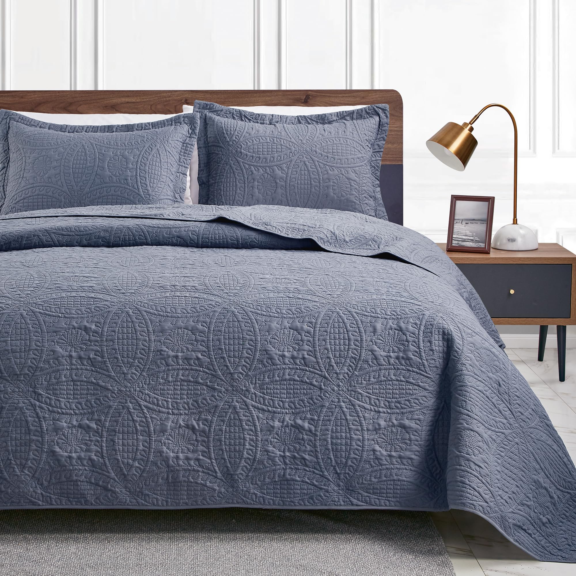 Classic Quilt Bedding Set for Everyday Bedroom Comfort