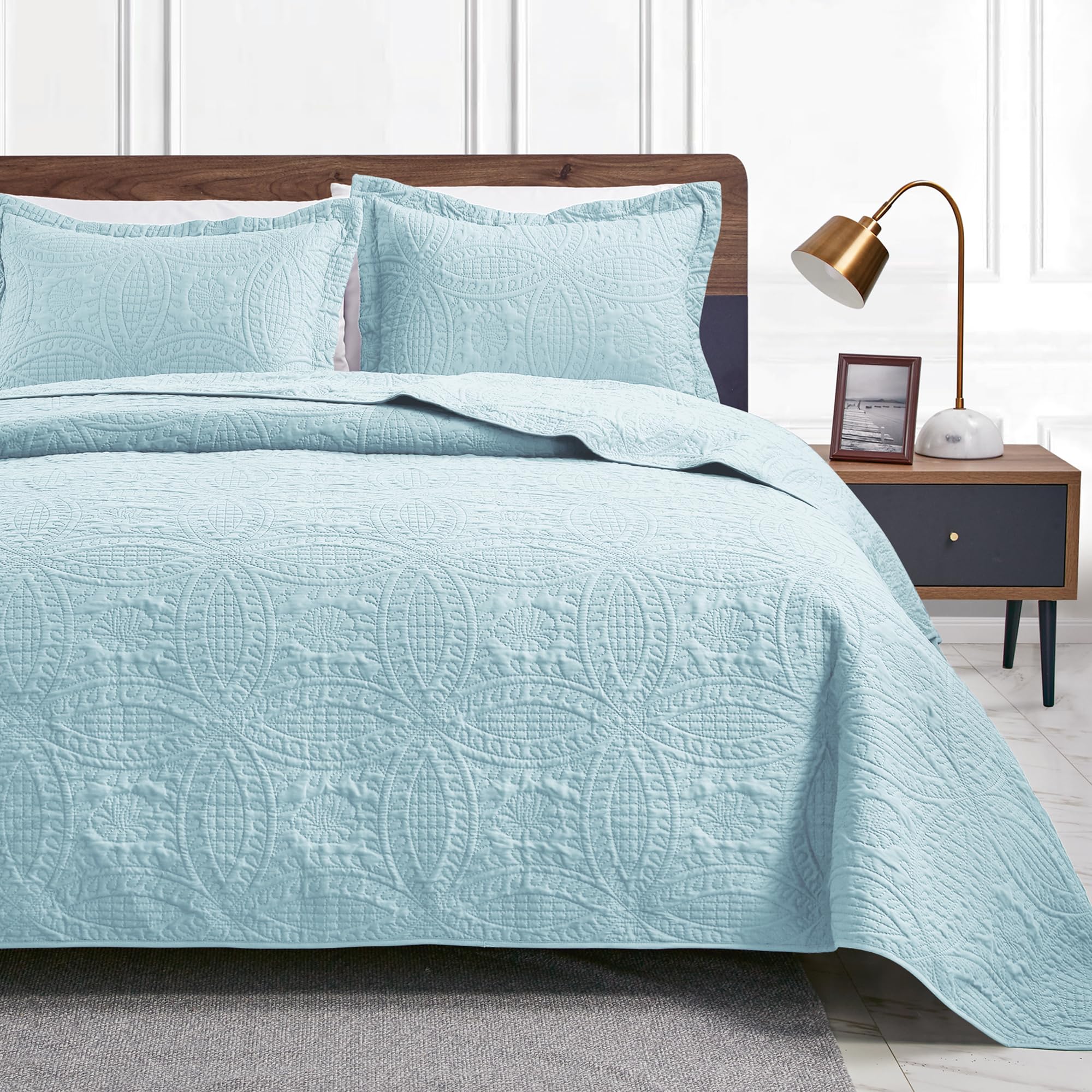 Classic Quilt Bedding Set for Everyday Bedroom Comfort