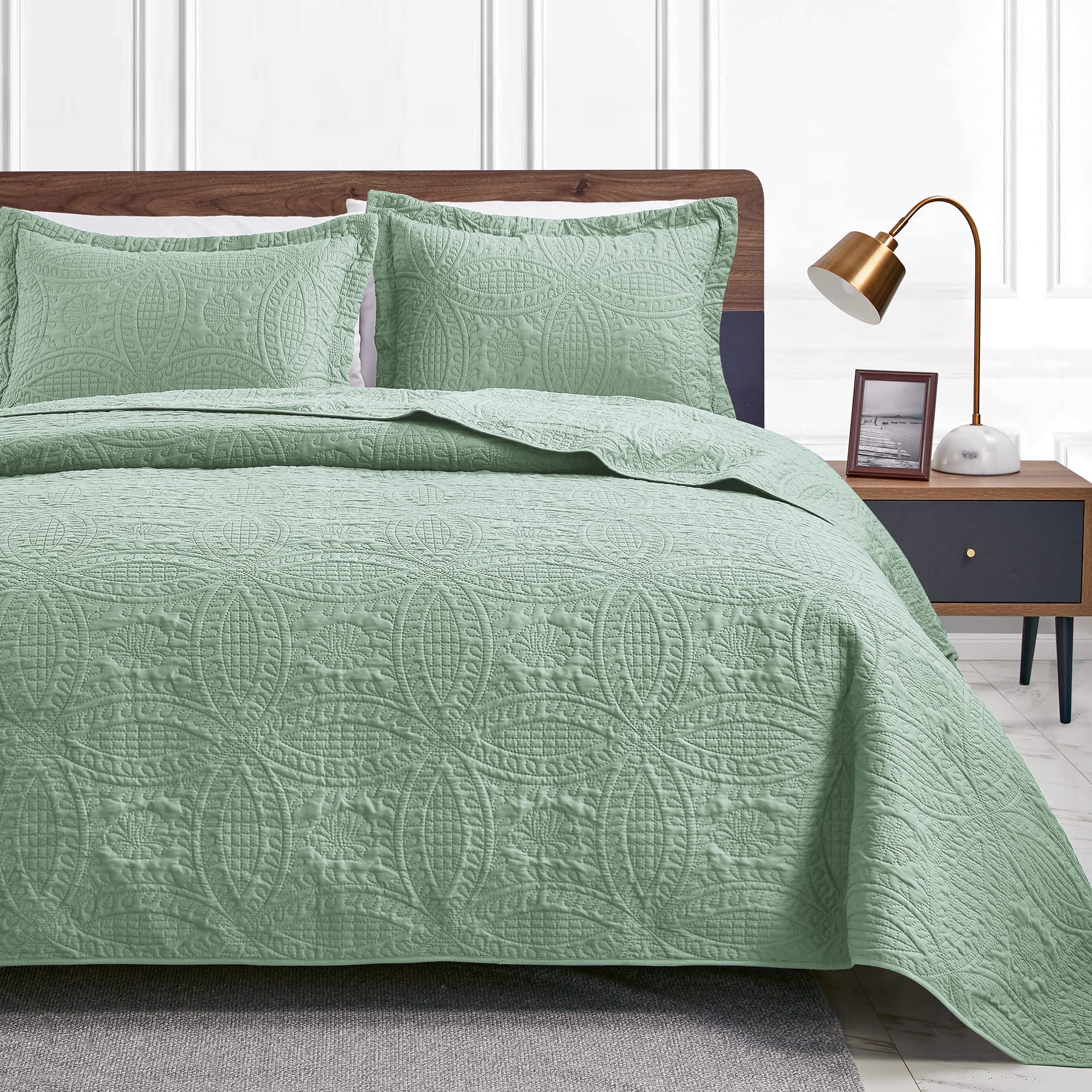Classic Quilt Bedding Set for Everyday Bedroom Comfort