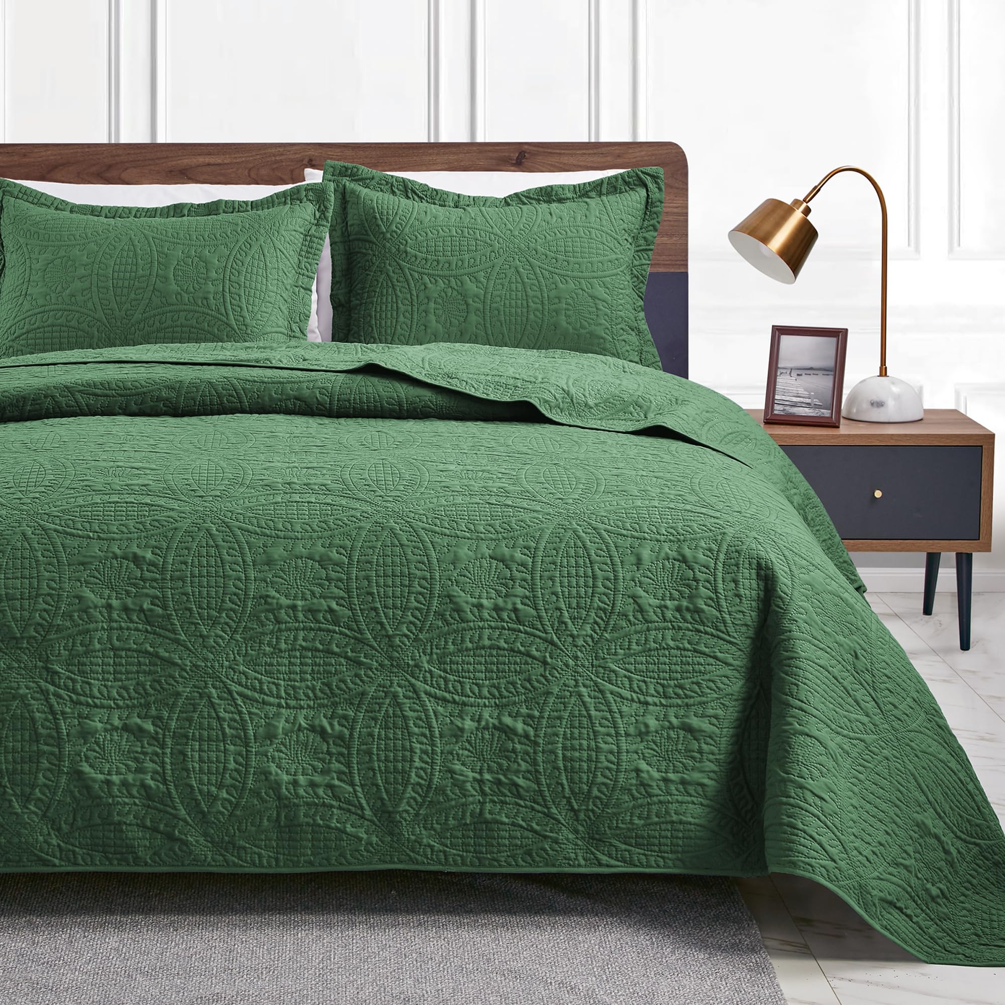 Classic Quilt Bedding Set for Everyday Bedroom Comfort