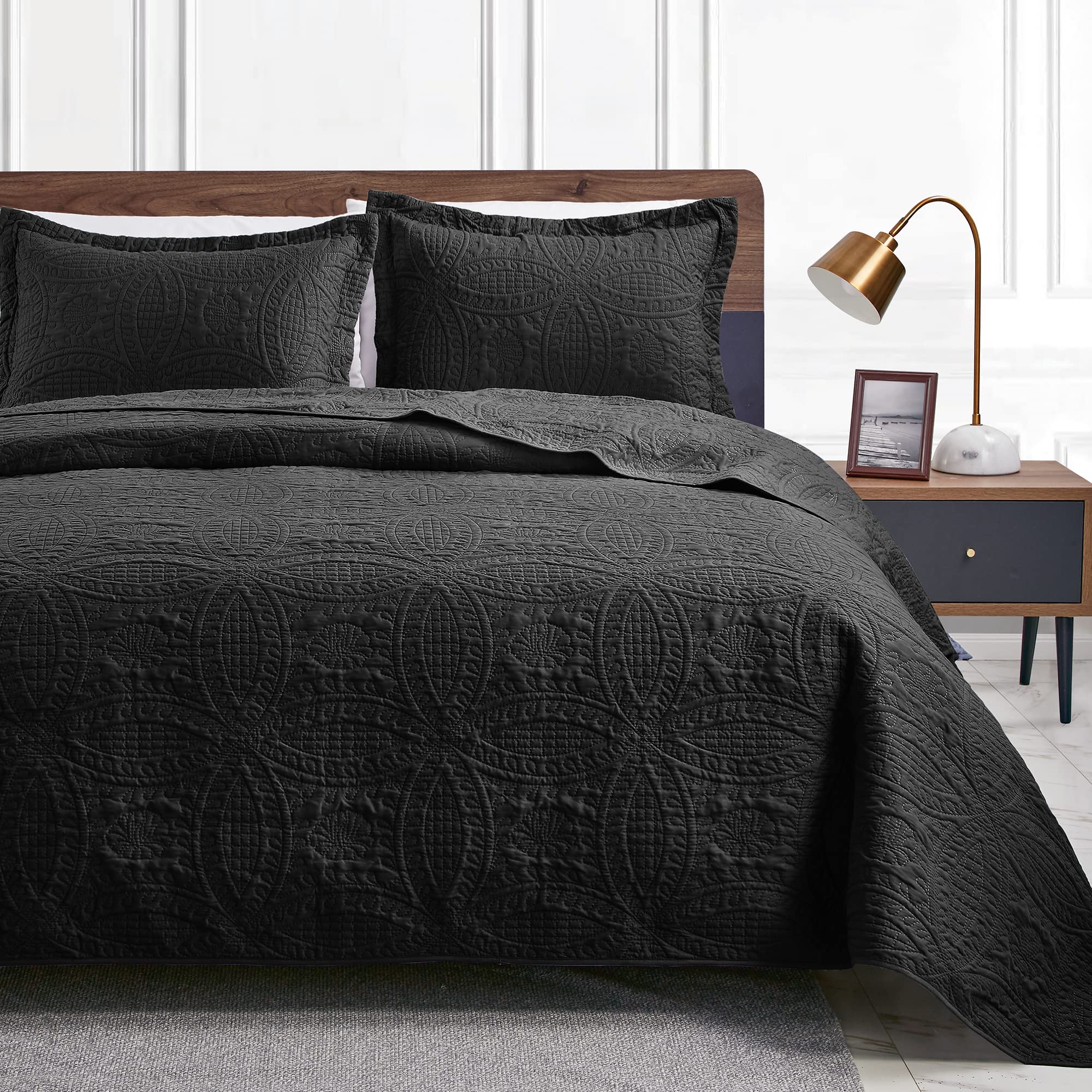 Classic Quilt Bedding Set for Everyday Bedroom Comfort