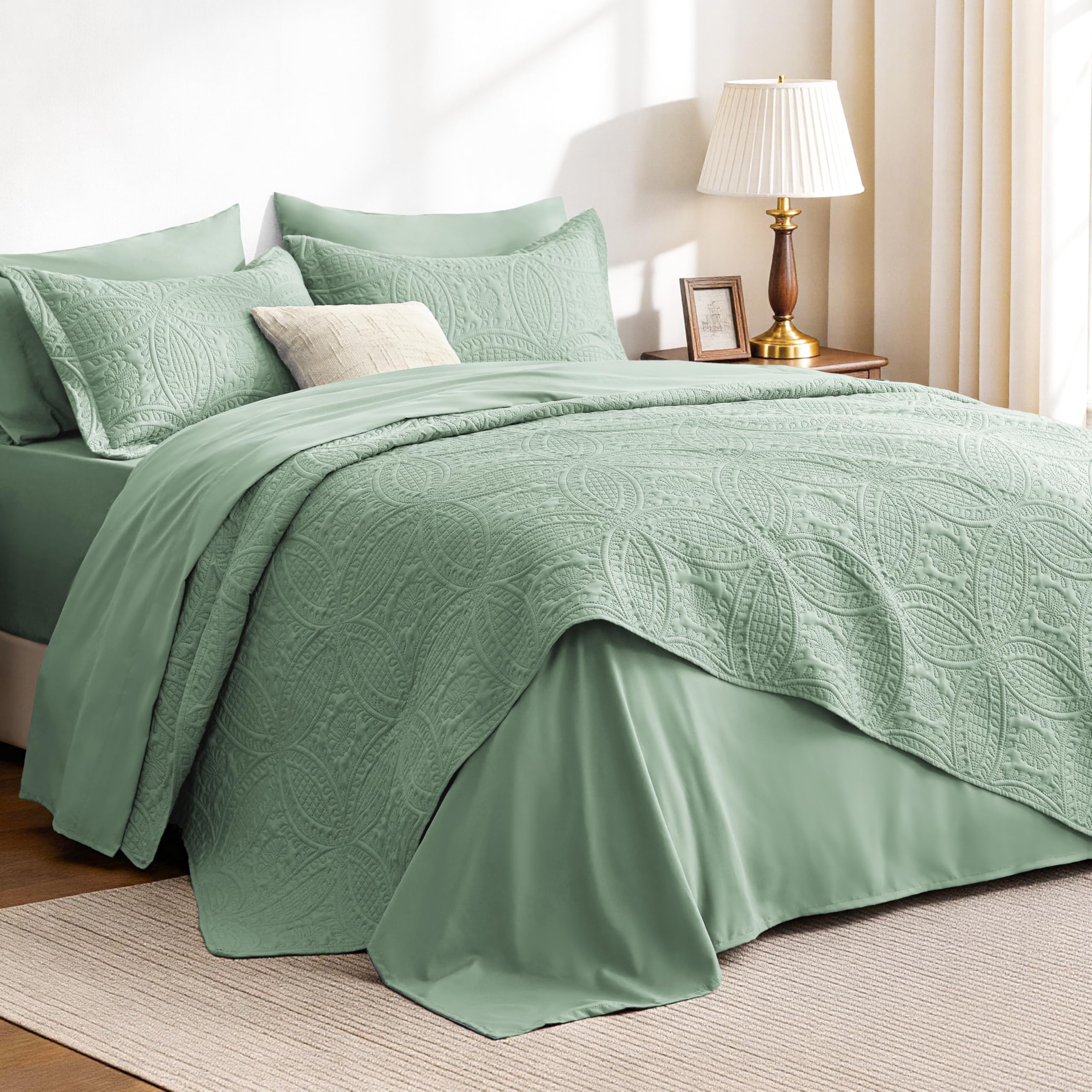 Classic Quilt Bedding Set for Everyday Bedroom Comfort