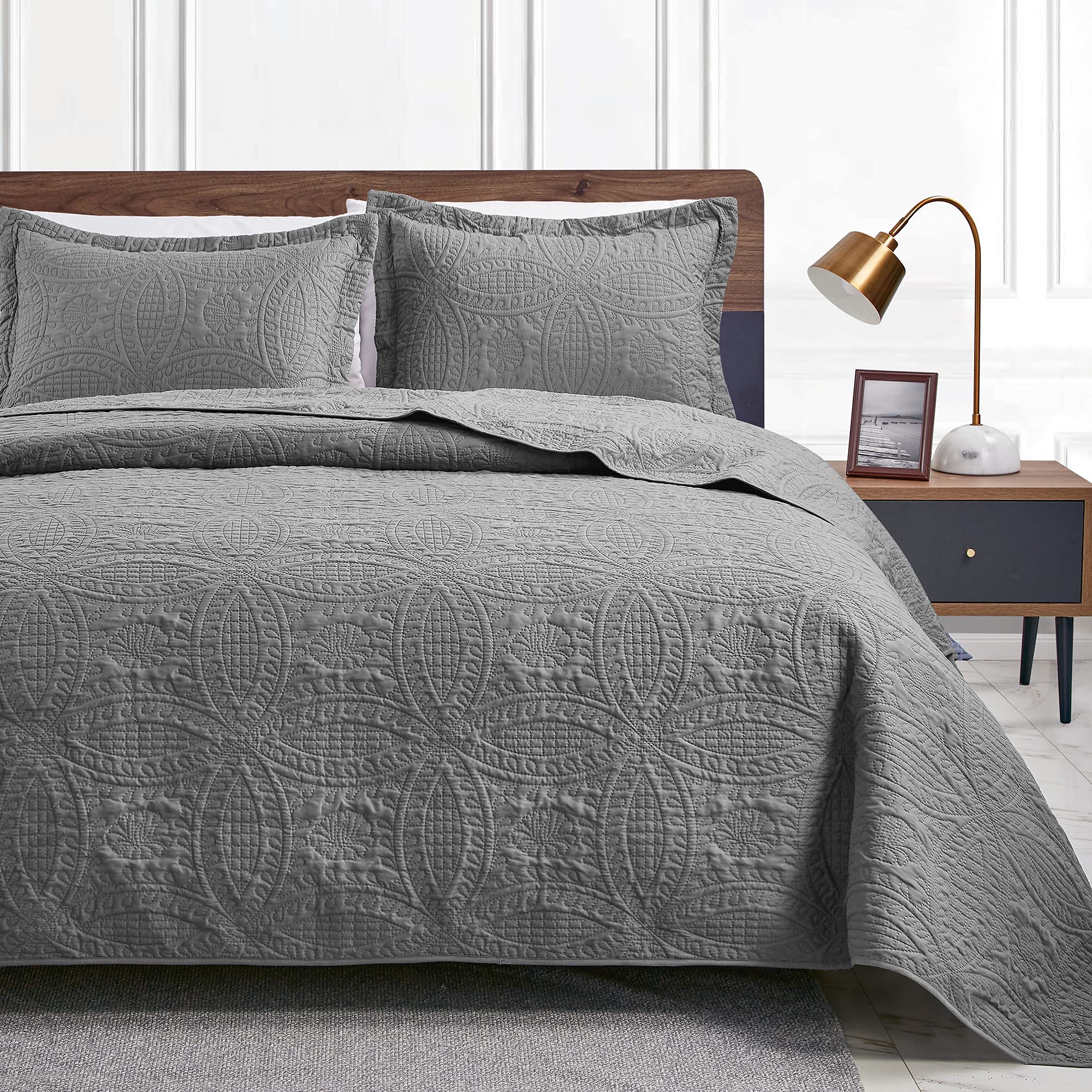 Classic Quilt Bedding Set for Everyday Bedroom Comfort