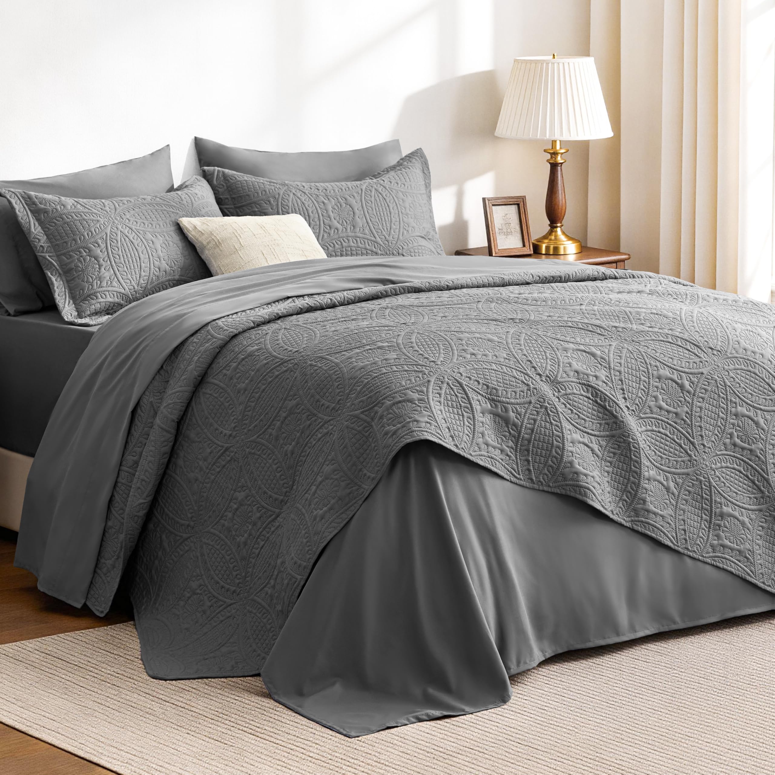 Classic Quilt Bedding Set for Everyday Bedroom Comfort