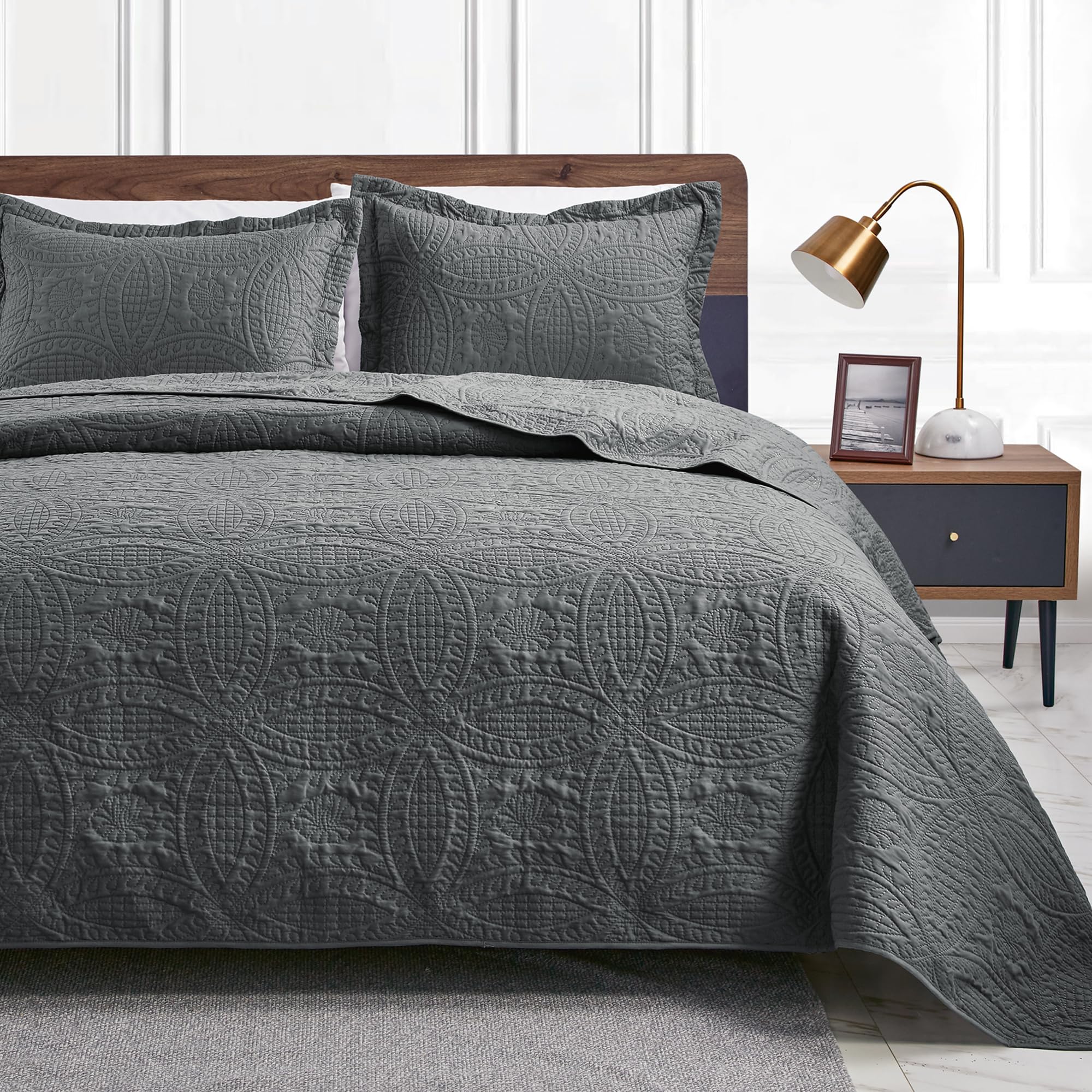 Classic Quilt Bedding Set for Everyday Bedroom Comfort