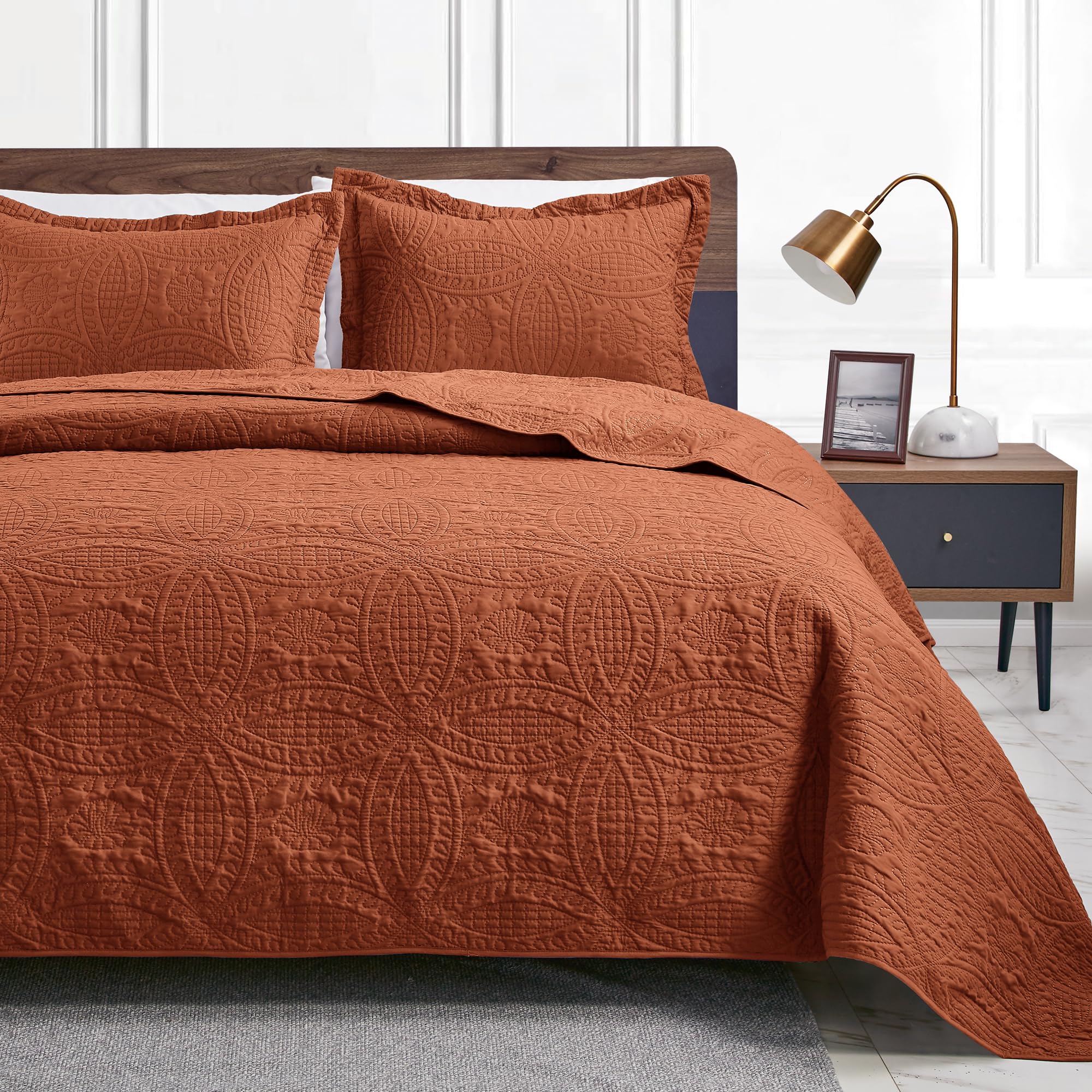 Classic Quilt Bedding Set for Everyday Bedroom Comfort